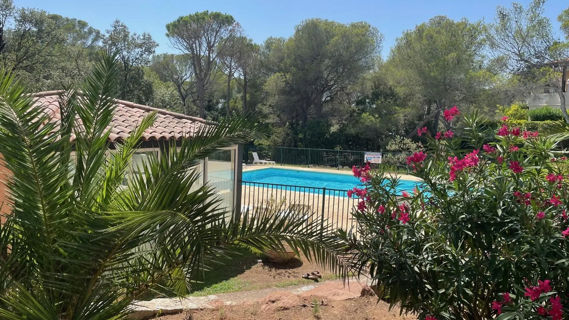 Lägenhet 2 Pieces Saint Raphael Renove, Classe 4 Etoiles, 100 M Plages, Piscine, Tennis, Parc, Terrasse, Jardin Privatif